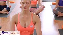 Fitnessrooms scollatura sudata in una stanza piena di ragazze yoga