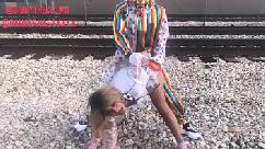 Clown scopa ragazza sui binari del treno